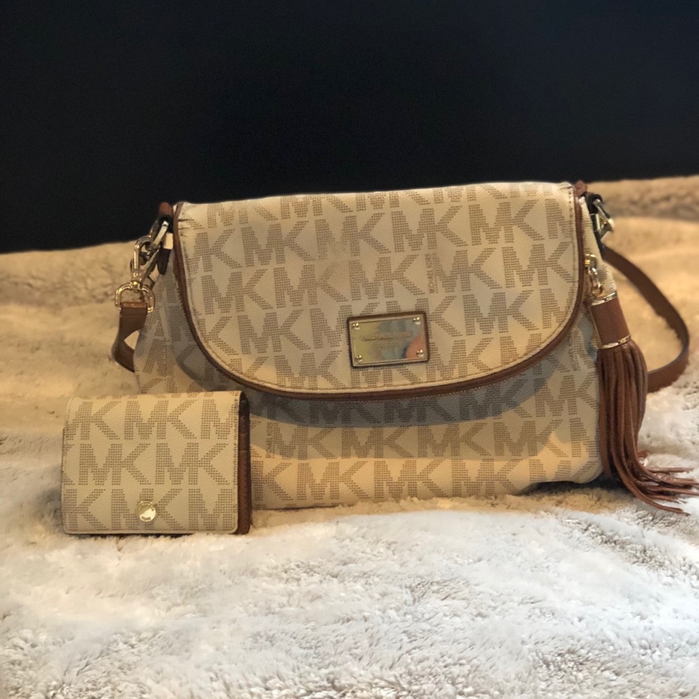 MICHAEL KORS SIGNATURE CROSSBODY BAG AND WALLET